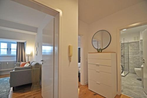 ein Wohnzimmer mit einem Waschbecken und einem Spiegel in der Unterkunft Design-Highlight: Stilvolles Altstadt-Apartment! in Wittlich