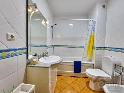 Kylpyhuone majoituspaikassa Apartment Golden Terrace T2 by YHA
