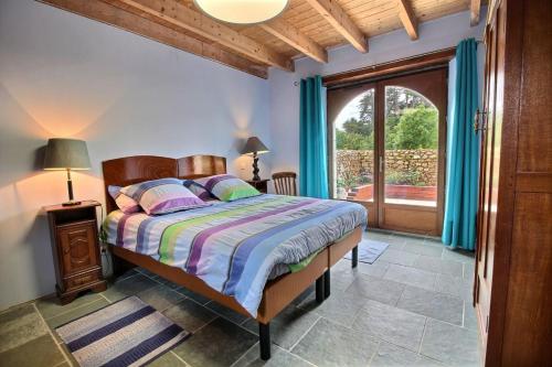 Ένα ή περισσότερα κρεβάτια σε δωμάτιο στο Maison bleue