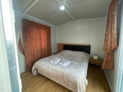 um quarto com uma cama com duas toalhas em GÜN IŞIĞI KONAKLAMA em Hatay