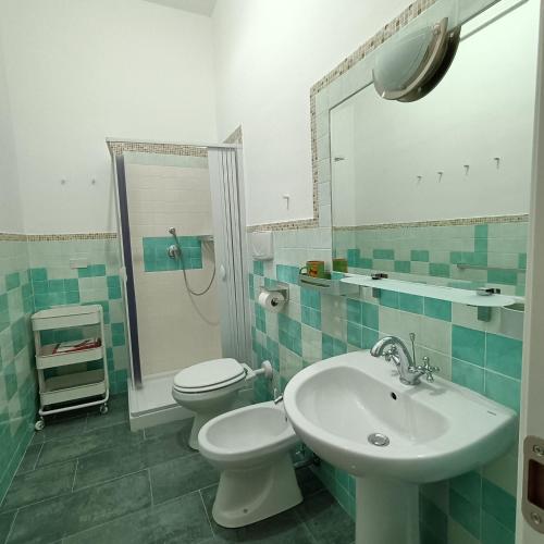 uma casa de banho com um lavatório, um WC e um espelho. em Nuovo appartamento San Marco em Vico del Gargano