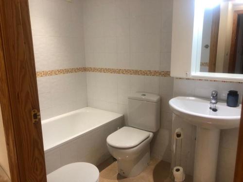 a bathroom with a white toilet and a sink at Apartamento Haire in San Pedro del Pinatar