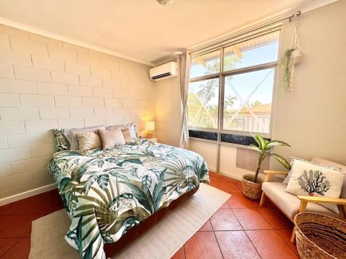 1 dormitorio con cama y ventana en Roomy Seaside Apartment, en Port Hedland