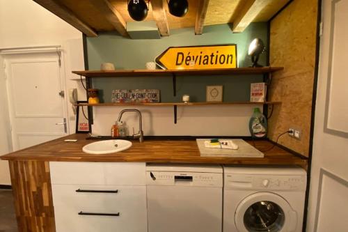 a kitchen with a sink and a washing machine at Vaste T2 Duplex Lille Beaux Arts - Renaud in Lille