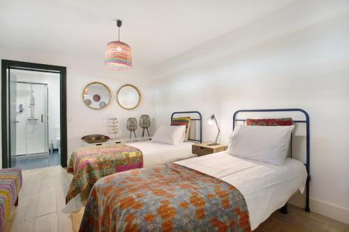 En eller flere senge i et værelse på São Martinho All The Best 2