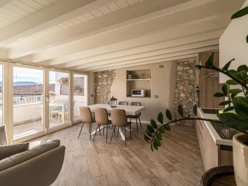 eine Küche und ein Esszimmer mit einem Tisch und Stühlen in der Unterkunft B&B Vistalago in Toscolano-Maderno