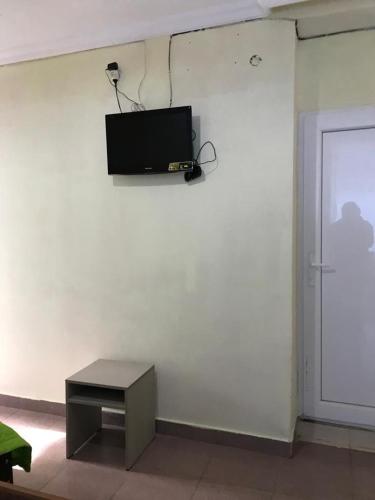 Una televisión o centro de entretenimiento en Hotel Nino Ureki