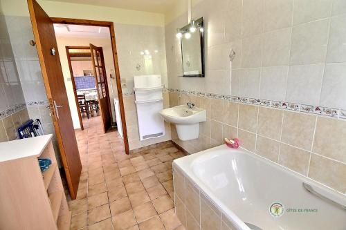 ein Badezimmer mit einer Badewanne, einem WC und einem Waschbecken in der Unterkunft Ar vag in Ploubazlanec