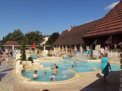Bazén v ubytování Camping La Croix Du Vieux Pont - Roan nebo v jeho okolí
