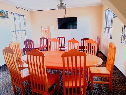 ein Esszimmer mit einem Tisch und Stühlen in der Unterkunft UPENDO MANYARA SAFARI LODGE in Mto wa Mbu