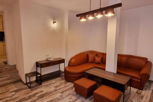 uma sala de estar com um sofá e uma mesa em Sweet Home Apartament em Smolyan