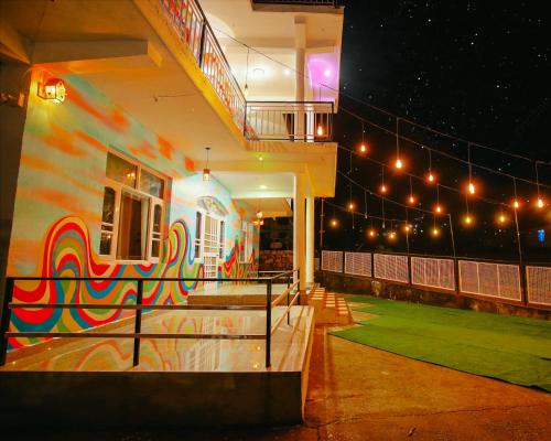 a building with a painting on the side of it at The Bunksters Bir in Bīr