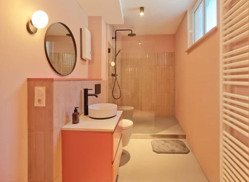 W łazience znajduje się umywalka, toaleta i lustro. w obiekcie Modernes Flair: Designer-Apartment in Top-Lage! w mieście Wittlich