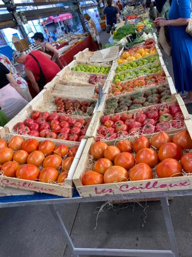 un marché avec de nombreuses boîtes de pommes sur une table dans l'établissement HELLO 2 pièces “rénové et climatisé “ Vieil Antibes, à Antibes