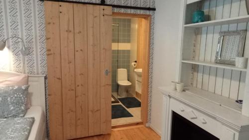 a bathroom with a door leading to a toilet at Hollands Län in Unnaryd