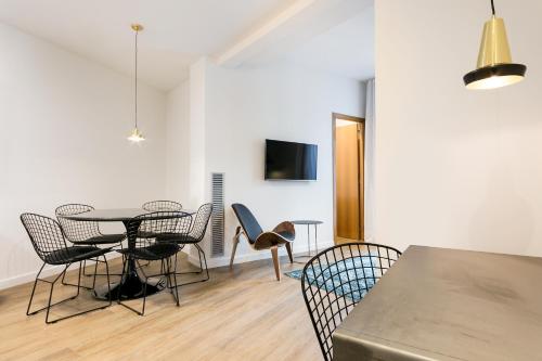 a dining room with a table and chairs at Vale Suites in Barcelona