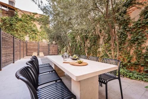 a table with black chairs and a table and a table and chairsktop at Sweett - Carrer Girona in Barcelona