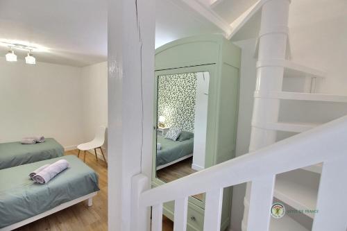ein Schlafzimmer mit einem Spiegel und einem Etagenbett in der Unterkunft La venelle in Saint-Quay-Portrieux