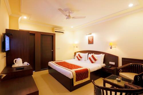 een hotelkamer met een bed en een woonkamer bij LA SAPPHIRE HOTEL & RESTUARANT in New Delhi