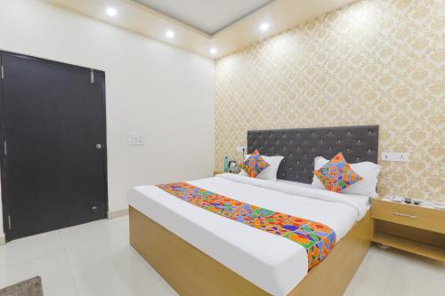 sypialnia z dużym łóżkiem w pokoju w obiekcie FabHotel US Inn w mieście Waranasi