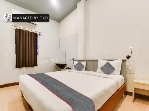 OYO Arpora Baga في باغا: غرفة نوم بسرير كبير في غرفة