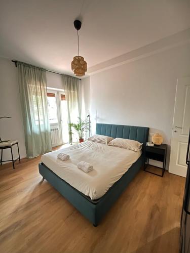 1 dormitorio con 1 cama grande y cabecero azul en RIFREDI APARTAMENT, en Florencia