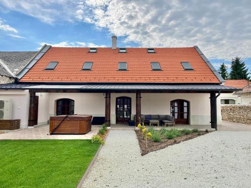 een groot wit huis met een rood dak bij Kiss-Henézi Guest House Mád Tokaj in Mád