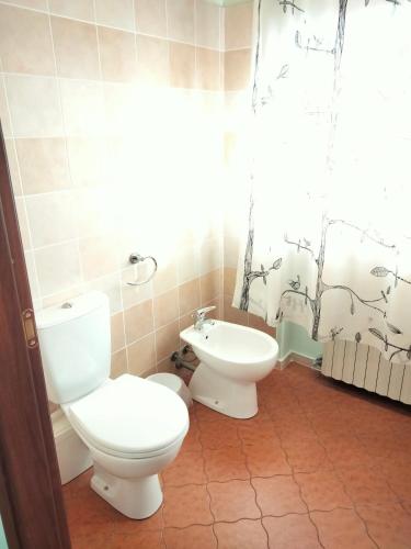 a bathroom with two toilets and a sink at B&B Le Mi' Cocche in Capannori