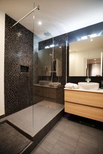 une salle de bain avec une douche, un lavabo et une baignoire dans l'établissement Beautiful parisian loft style in the heart of Paris, à Paris