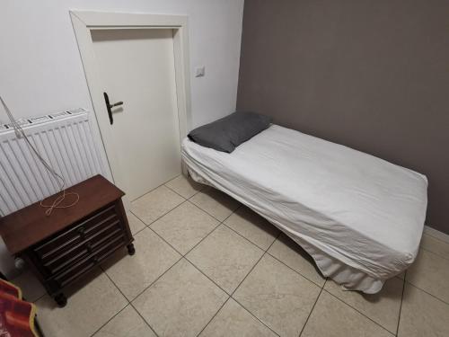 Dormitorio pequeño con cama y mesa en Appartamento Mercantini, en Monsampolo del Tronto