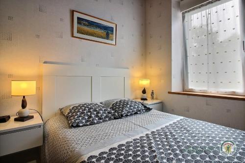 - une chambre avec un lit avec deux oreillers et une fenêtre dans l'établissement Gite de la glanerie, à Coëtmieux