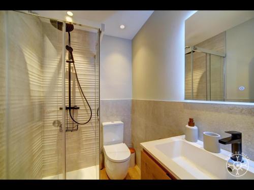a bathroom with a shower and a toilet and a sink at LIEBRE de Alma de Nieve in Naut Aran