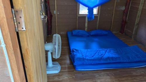 Kleines Zimmer mit 2 Betten und einem Ventilator in der Unterkunft สวนบุศรา ลานกางเต็นท์วิถีเกษตร in Ban Bok Fai