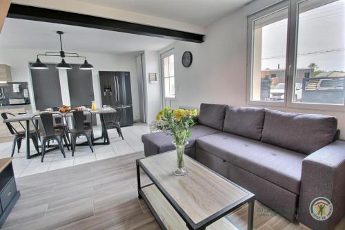 un salon avec un canapé et une table dans l'établissement De la porte boissel, à Pléneuf-Val-André