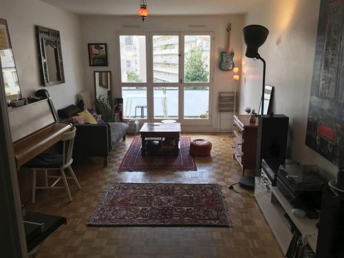 2 bedroom apartment with balcony / park Buttes Chaumont /Jourdain