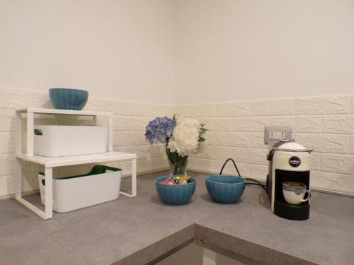 a counter with blue bowls and flowers in a room at Casa di Nonna Margherita in Trecase