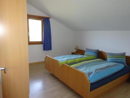 1 dormitorio con 1 cama en una habitación con ventana en Rehalp Osten - b48306 en Bischofszell