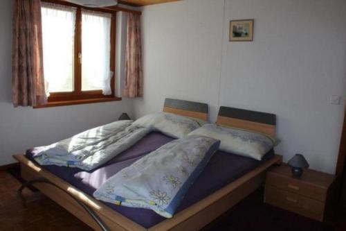 1 dormitorio con 1 cama con 2 almohadas en Steinern - b48309, en Ufhusen