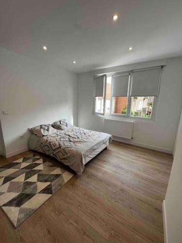 une chambre avec un lit et un sol à carreaux dans l'établissement Grande chambre dans loft à deux pas de la plage, à Dunkerque