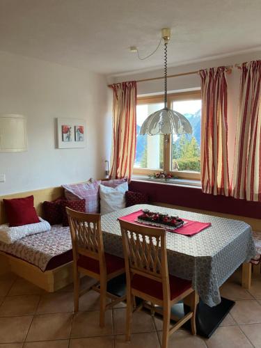 Appartement Ramona في هينزنبرغ: غرفة معيشة مع طاولة وأريكة