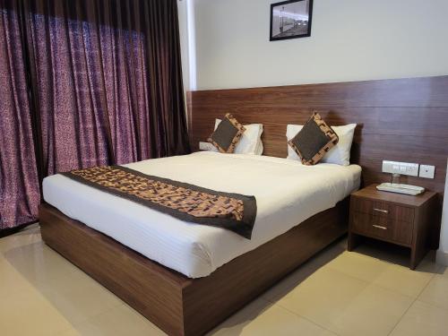 Giường trong phòng chung tại Le Malabar Hotel Near KIMS Al Shifa Hospital