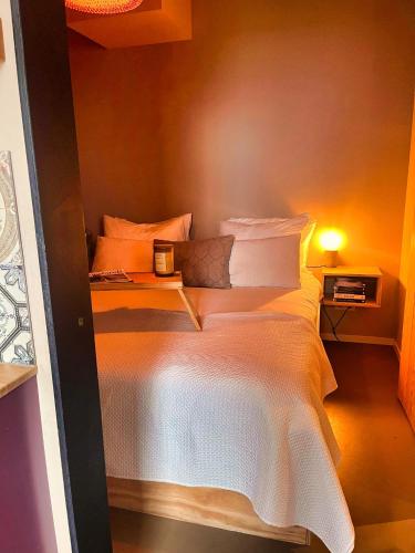 um quarto com uma cama branca e uma mesa em B&B De Terpen em Dokkum