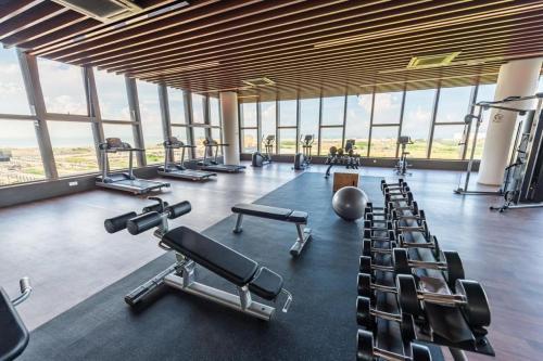 una palestra con file di attrezzi e finestre di Bali Residence Private Suites l Seaview I 4-5 pax l Kids Tent I 5 Mins to Jonker a Malacca