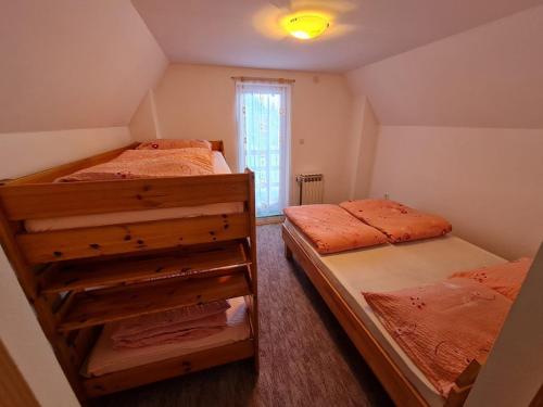 um quarto com 2 beliches e uma janela em Apartments Mountain Joy em Travnik