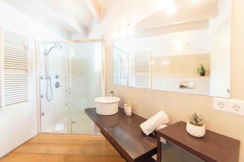 een badkamer met een douche en een wastafel bij Casa Lluminosa, fabulosa y moderna casa de pueblo by Sonne Villas in Ferreries