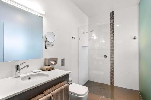 y baño con lavabo, aseo y ducha. en Quality Inn The George Hotel Ballarat, en Ballarat