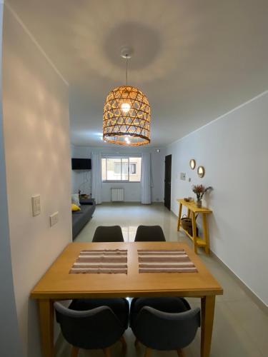 a dining room with a table and chairs at Departamento espacioso en Salta in Salta