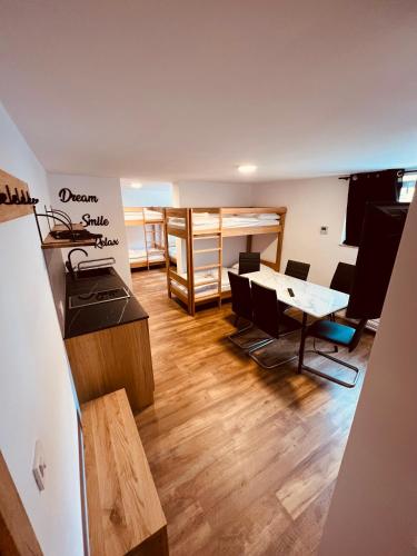 sala de estar con mesa y litera en PJagodic Hotel Cerklje - 5min to Airport en Cerklje na Gorenjskem