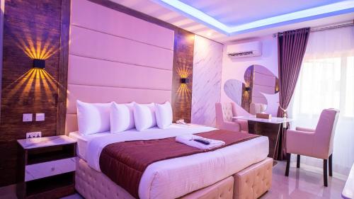 Ένα ή περισσότερα κρεβάτια σε δωμάτιο στο Presken Hotel