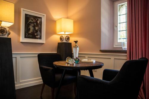 a living room with a table and chairs at Quel Castello di Diegaro in Cesena